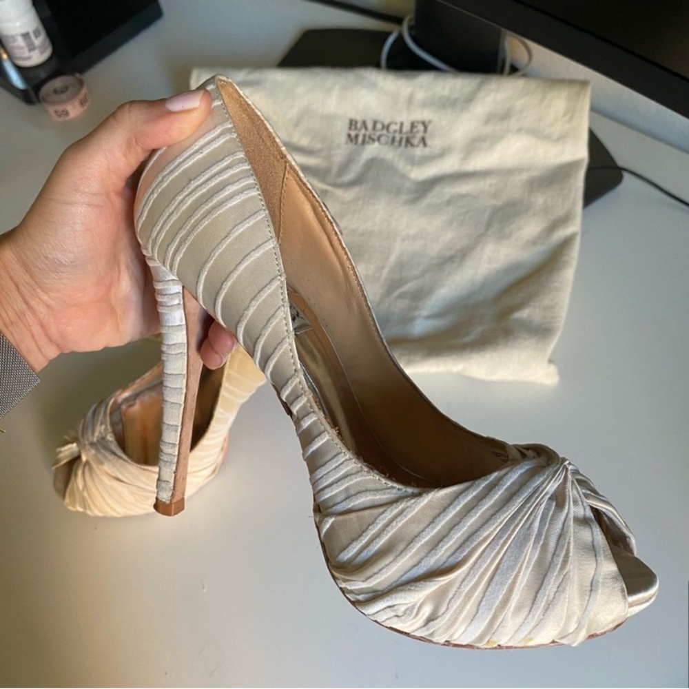 Badgley Mischka Women's Cream Satin Heels